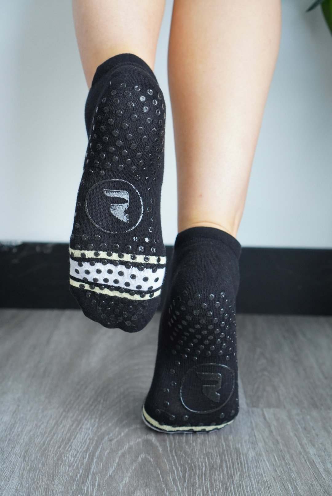 Resista Pilates Grip Socks - Black'n'Gold Hoops Superior Grip Socks Grip wall