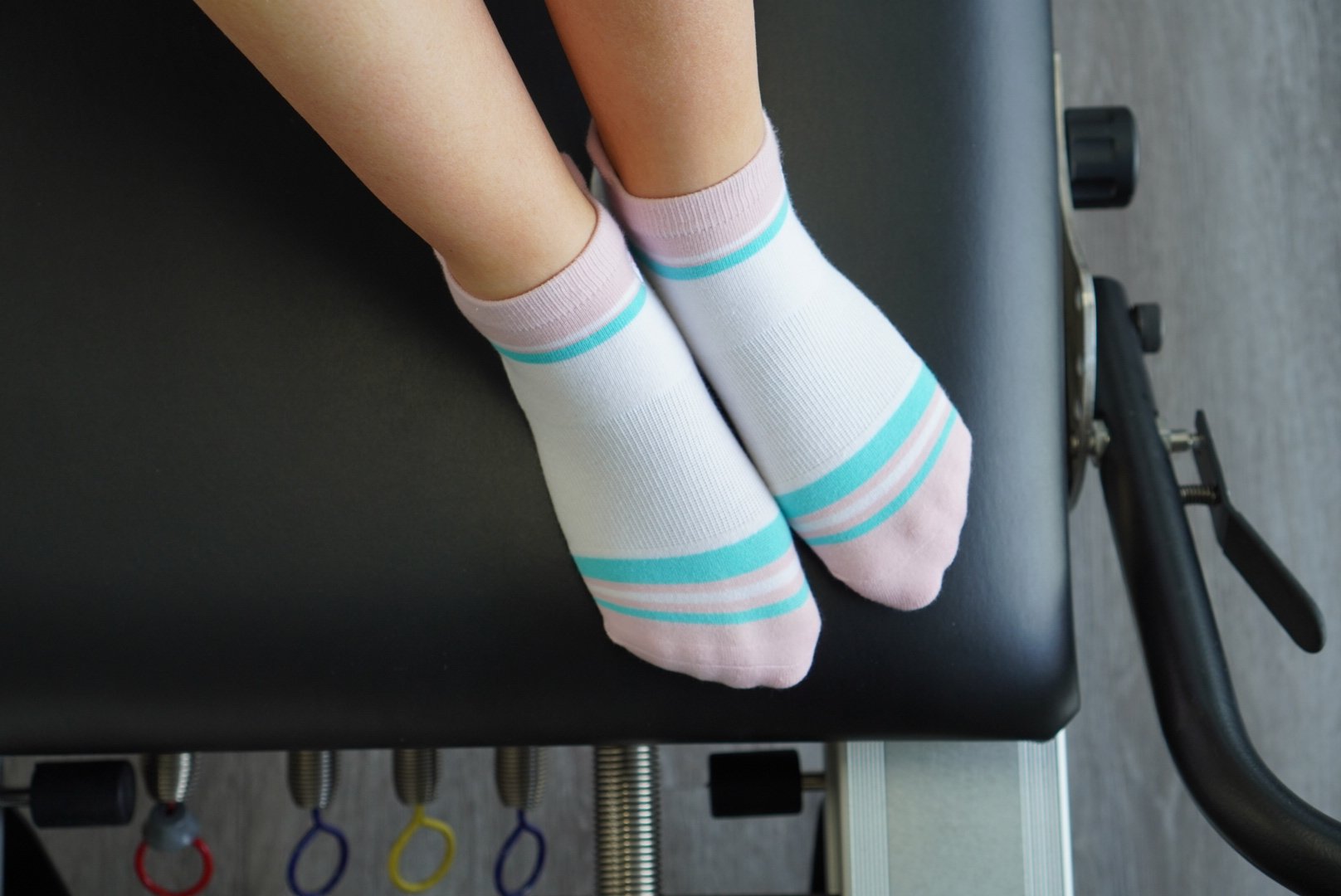 RESISTA Pilates Grip Socks Pink White