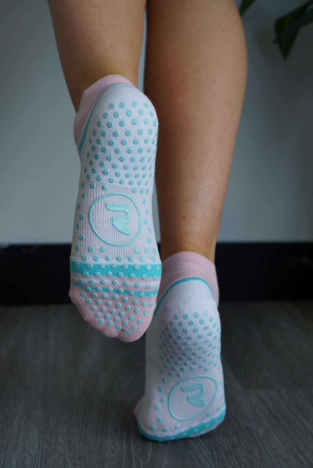 RESISTA Pilates Grip Socks Pink White